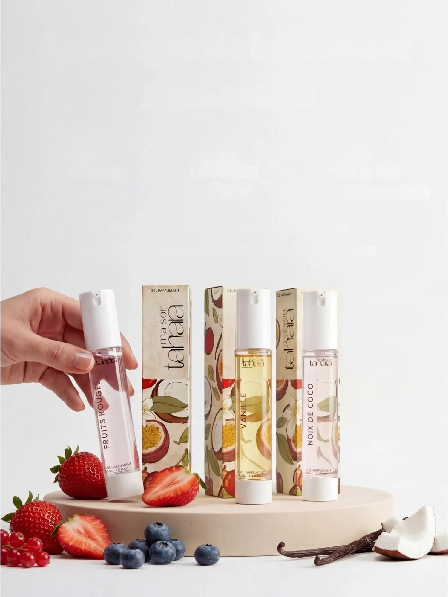plusieurs musc sur un plateau entouré de fruits