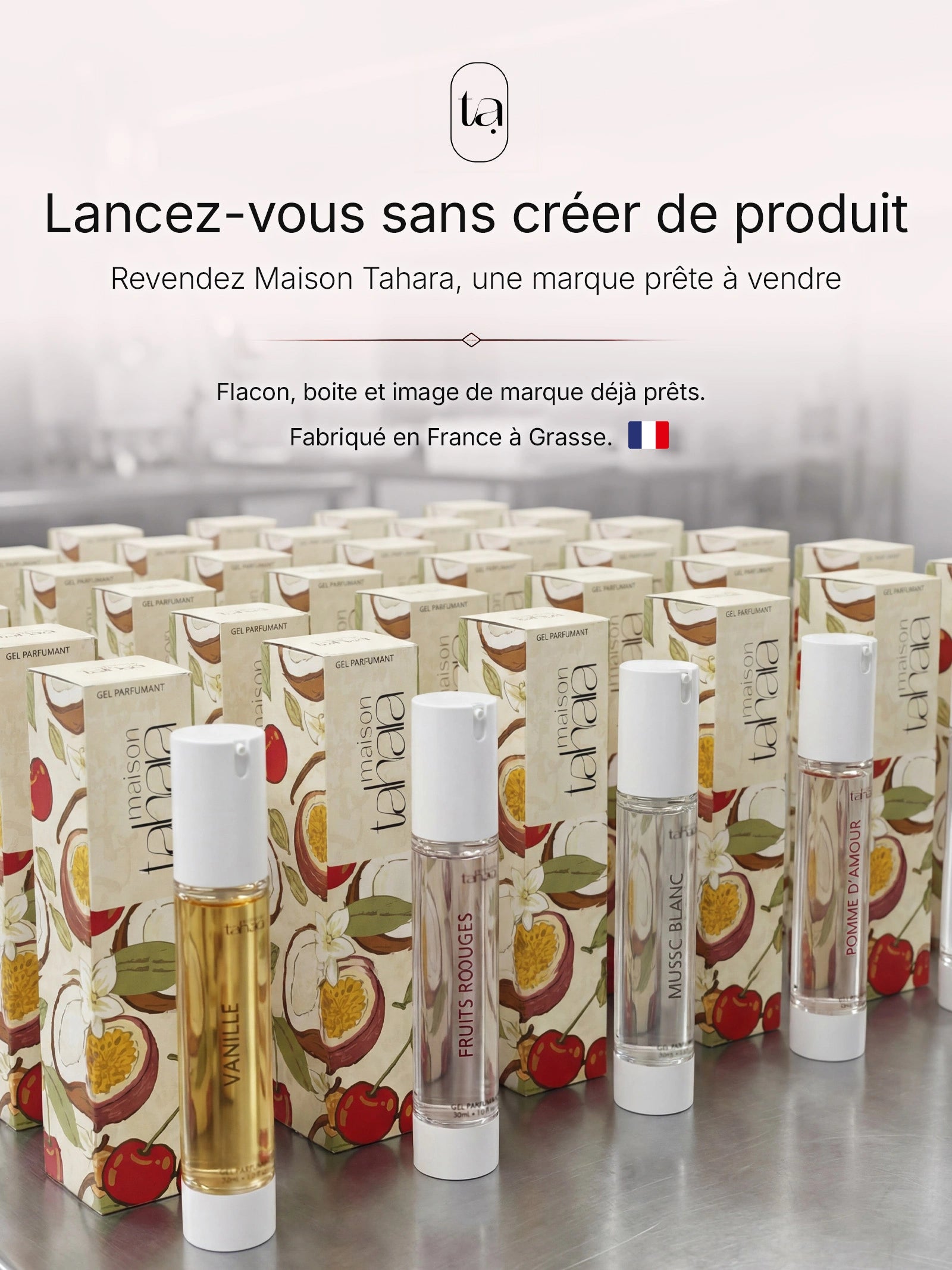 Plusieurs flacons et packaging alignés de la marque maison tahara